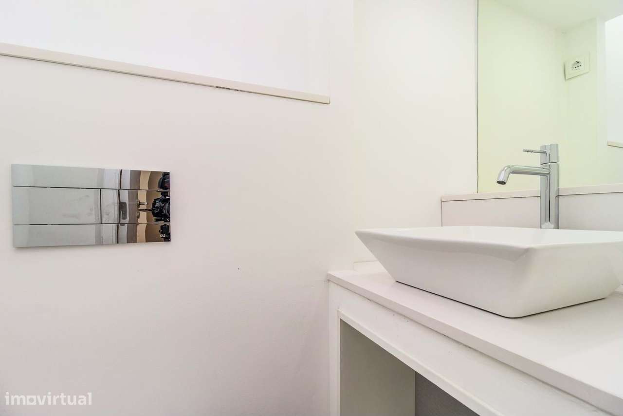 Apartamento T2  com 2 WC | Renovado | Rua do Salvador – Alfama | 1.º A - Grande imagem: 4/12