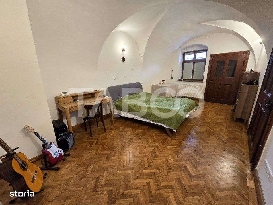Apartament decomandat de vanzare cu pivnita in Centrul Istoric Sibiu-9