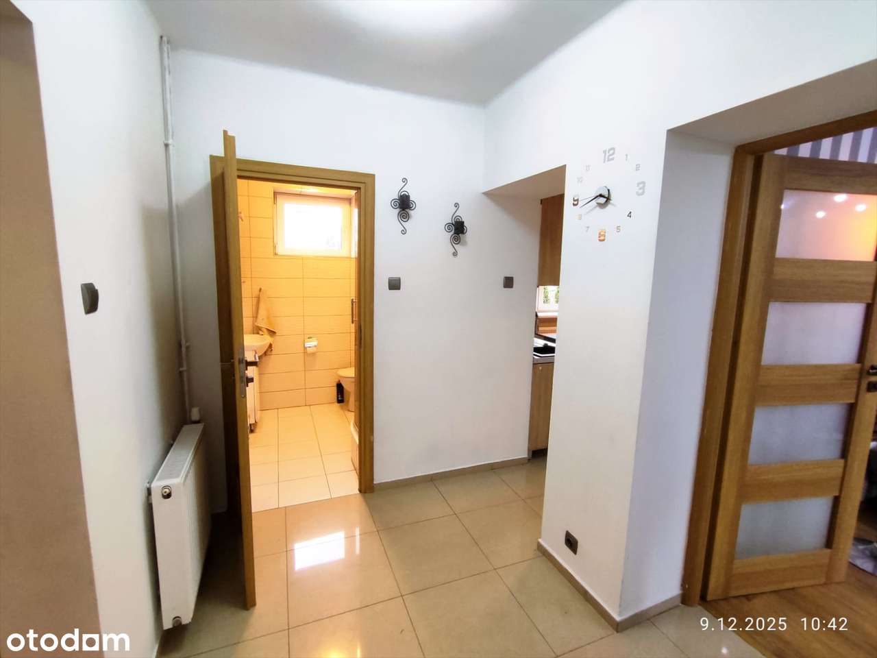 Dom z dwoma niezależnymi mieszkaniami.-11