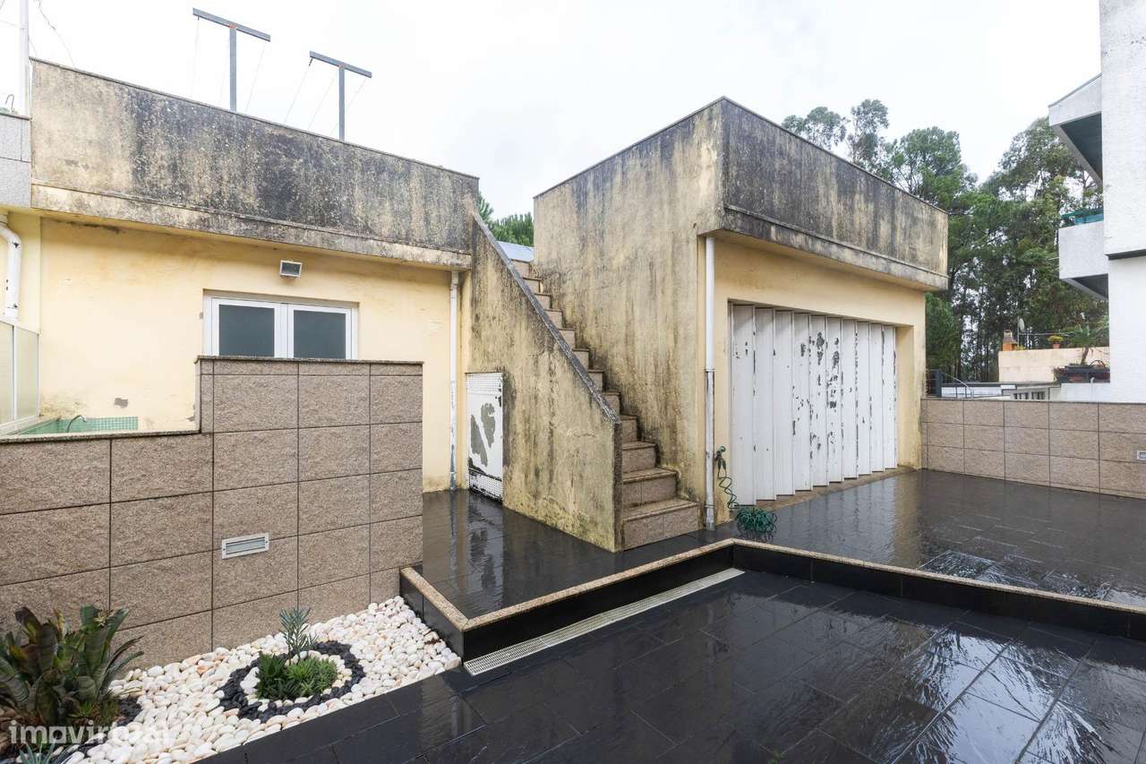 Moradia T4 na Maia – Renovada, 3 Frentes, Terraço e Garagem a...-33