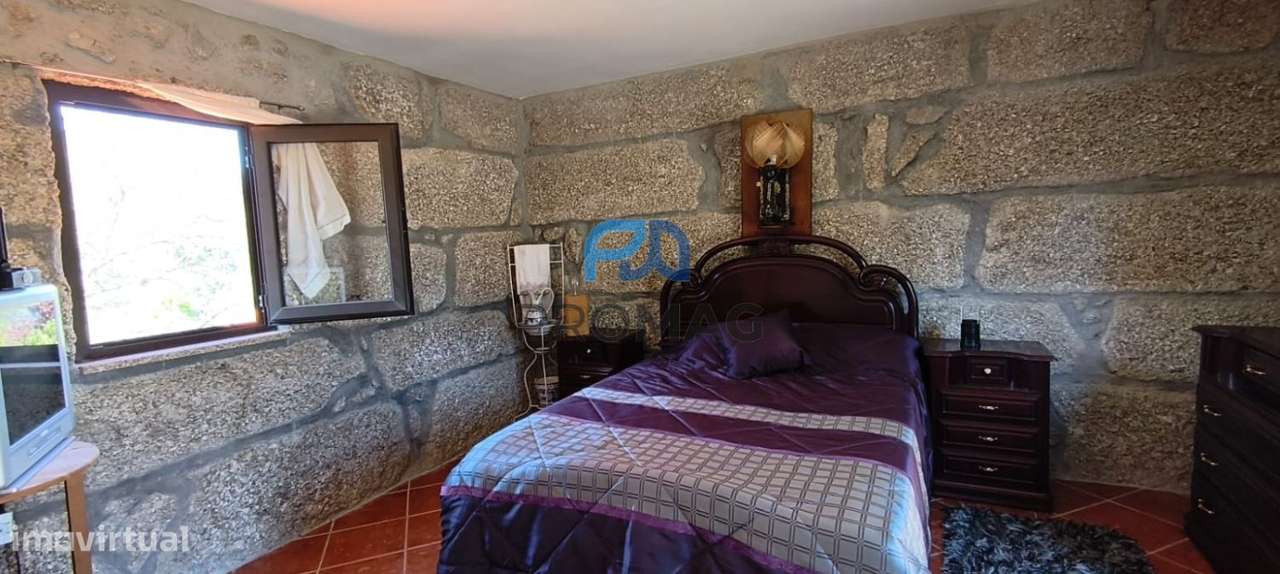 Quinta com 3 artigos urbanos, piscina e 9,4 ha em Resende-15