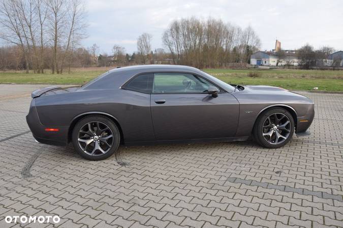 Dodge Challenger - 12