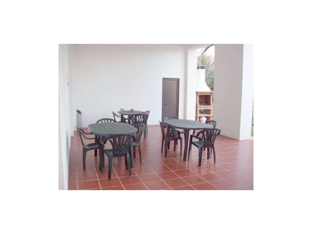 T2 remodelado em condomínio com piscina e campo de ténis-19