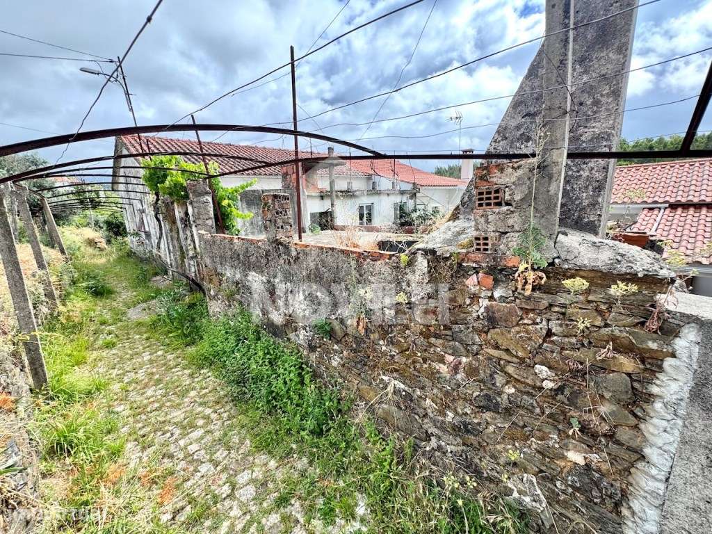 Moradia para reconstruir, no centro de uma pacata aldeia.-0
