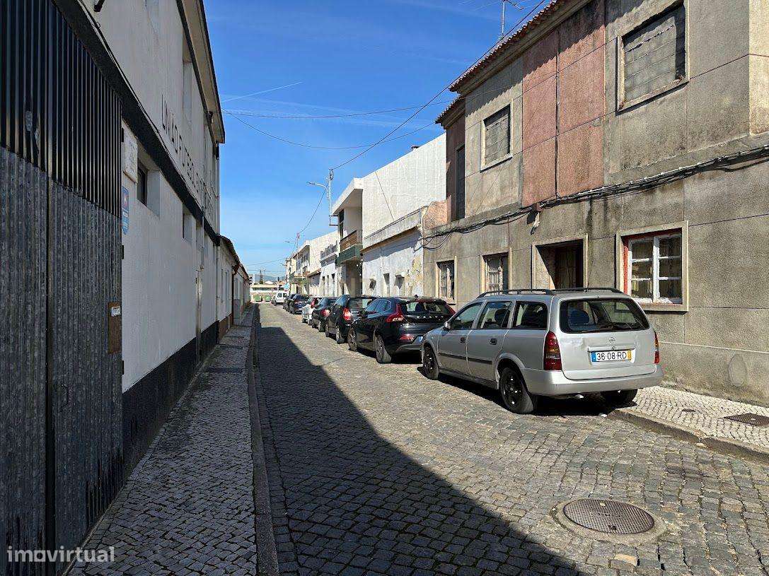 Prédio para remodelação no Entroncamento  junto à estação de comboios - Grande imagem: 5/42