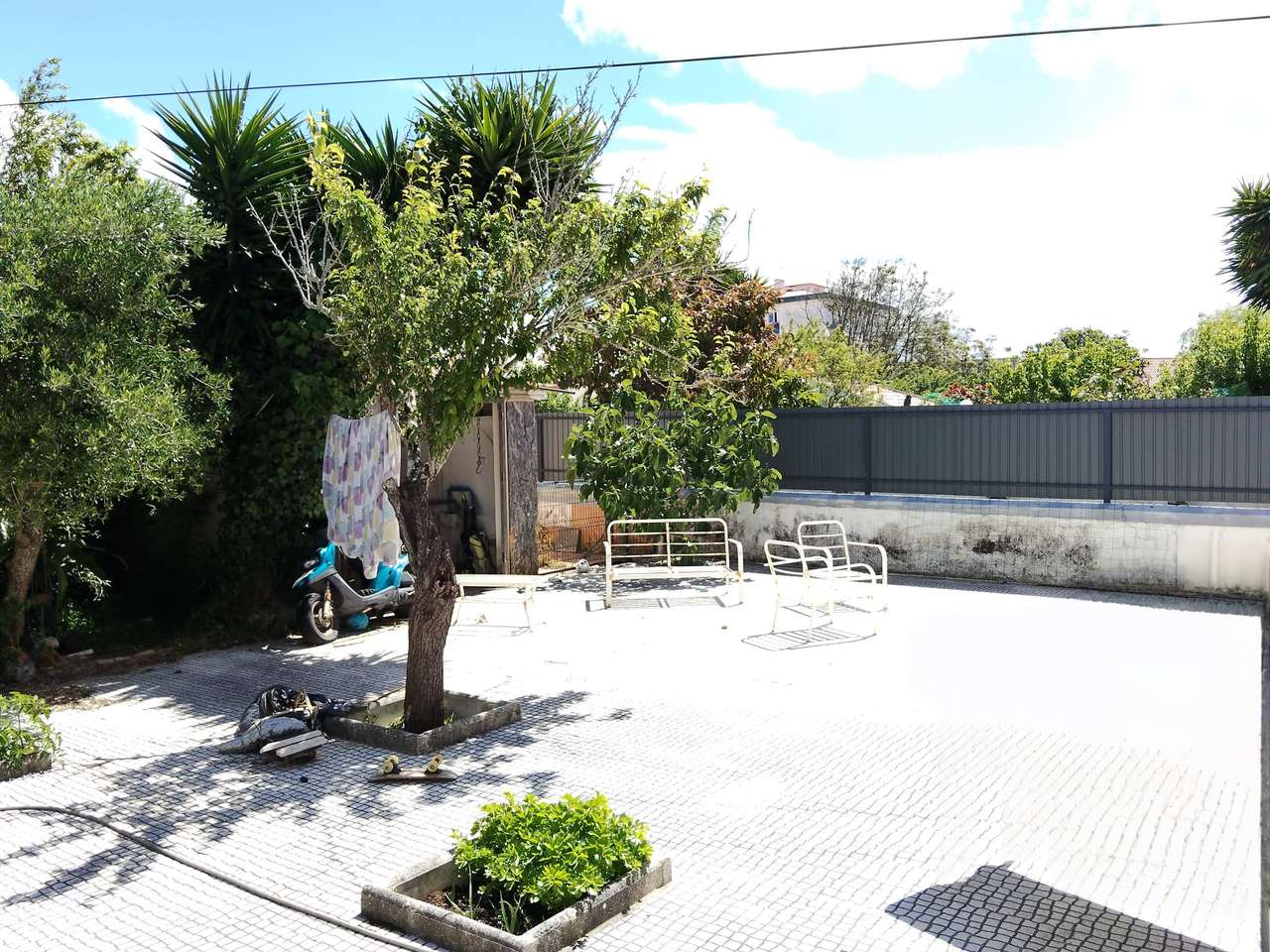 Moradia T4 Geminada com Excelente Espaço Exterior em Algueirão-10