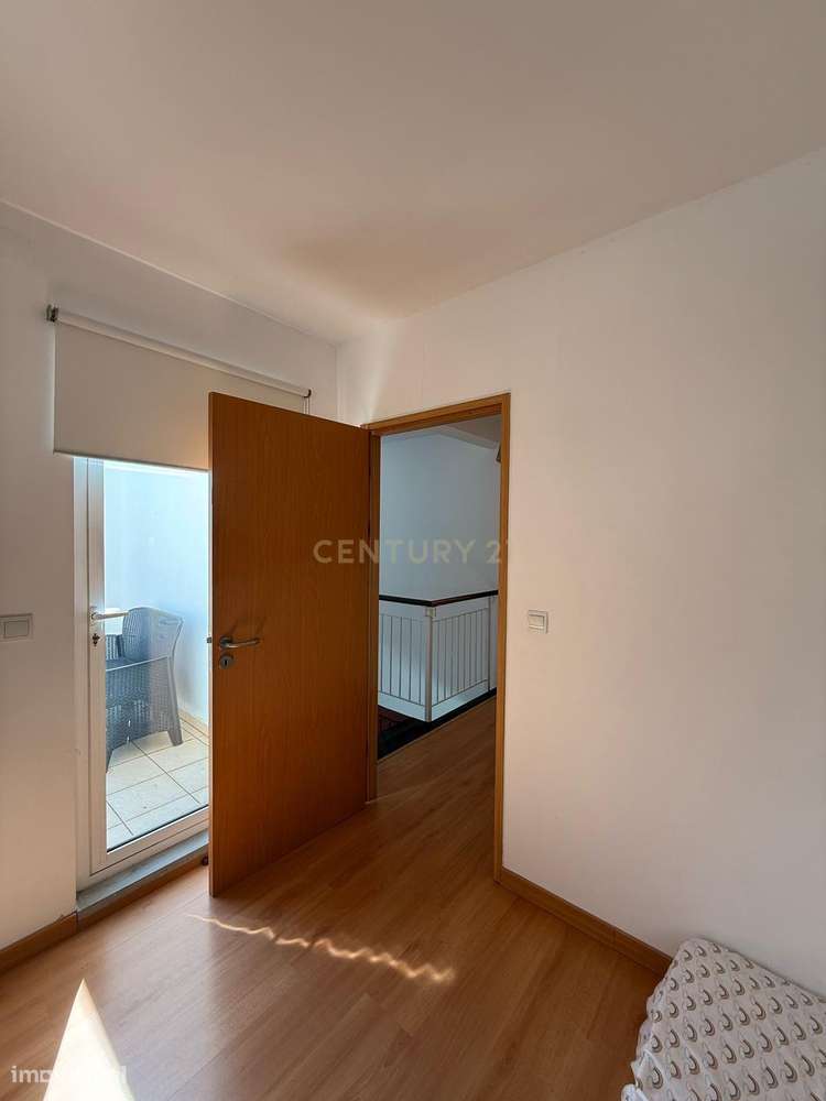 Magnifica T3 com Piscina no Corval-12