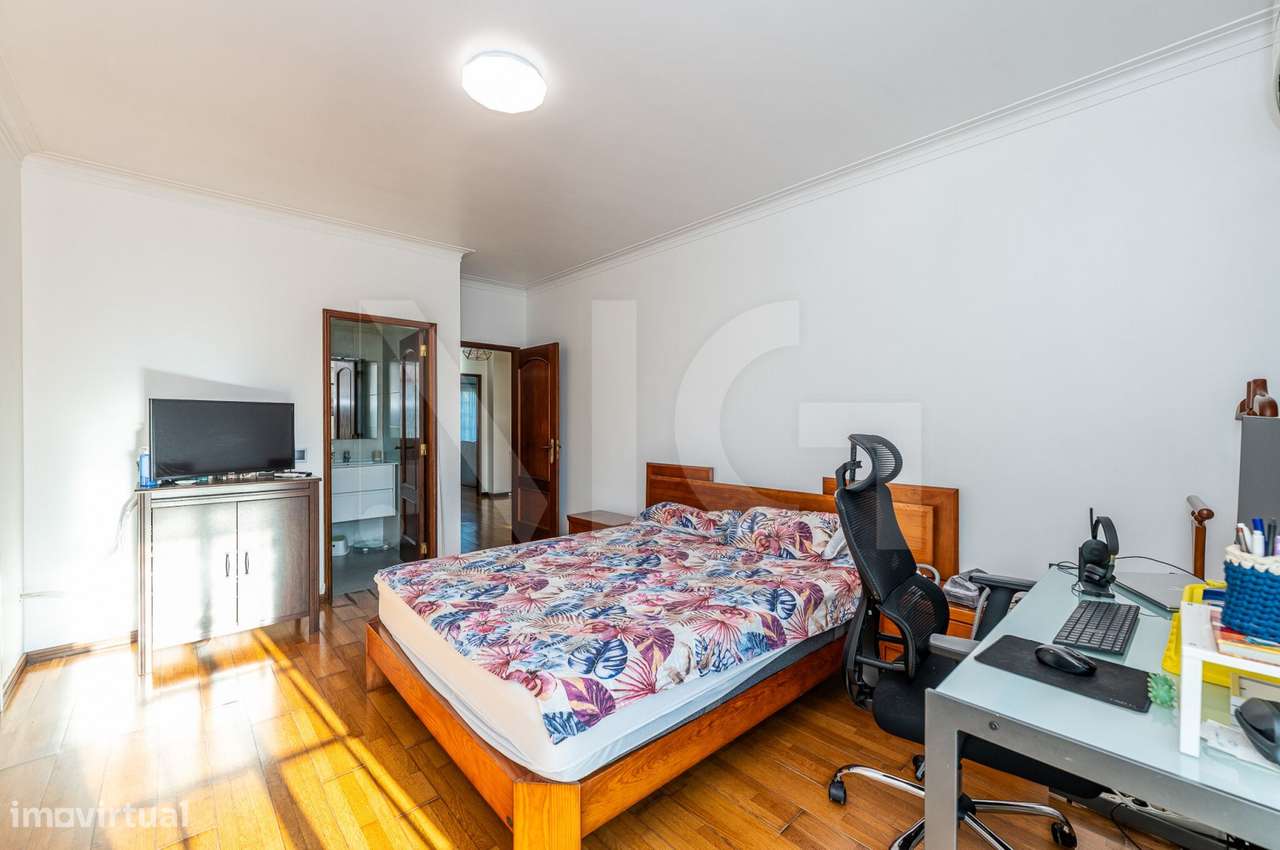 Moradia T4 com pátio, jardim e garagem em Covelas - Trofa-33