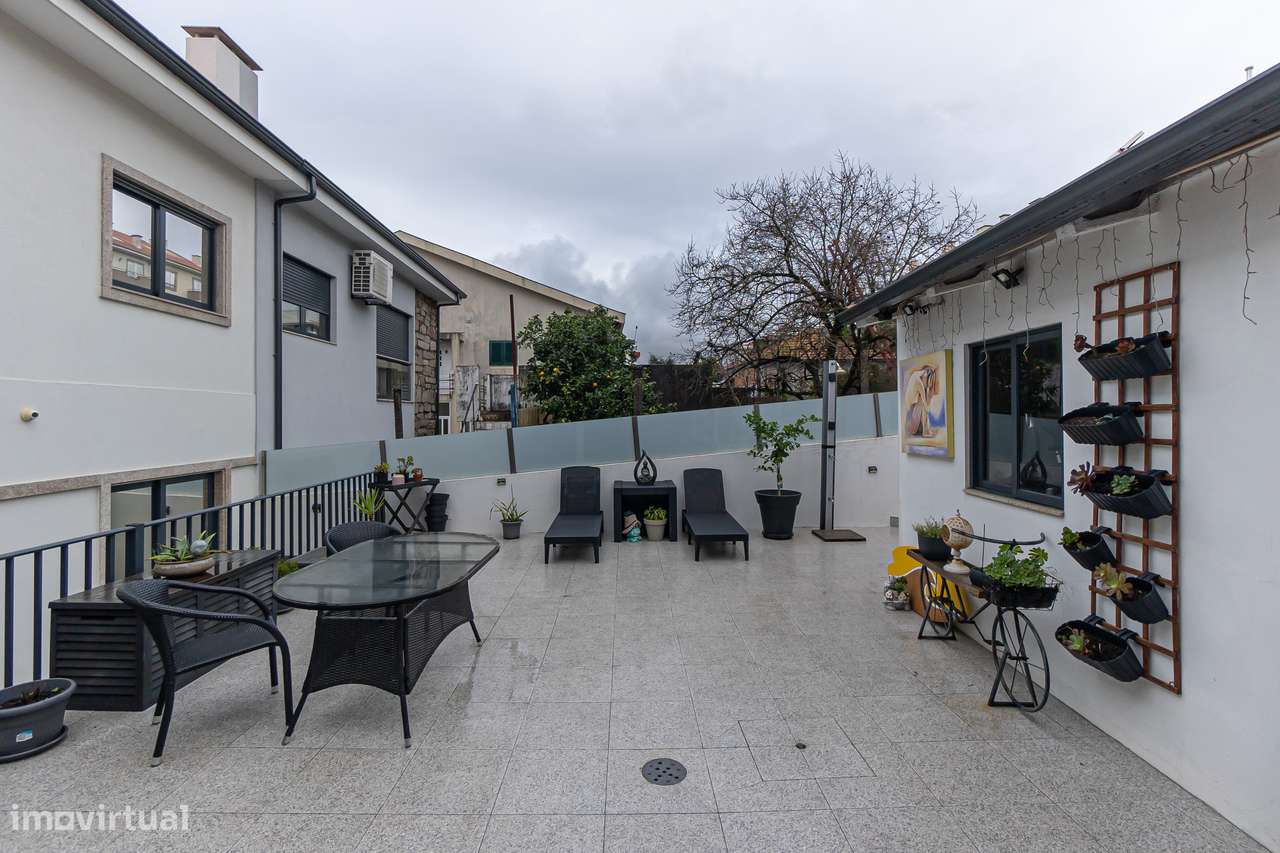 Moradia T4+1 renovada com anexo e jardim em Canidelo-30