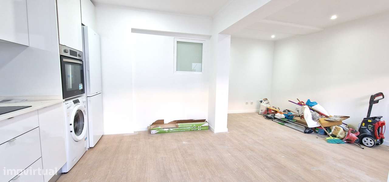 Charmoso T2 Renovado com Terraço O Refúgio Familiar Perfeito com Elegâ-7