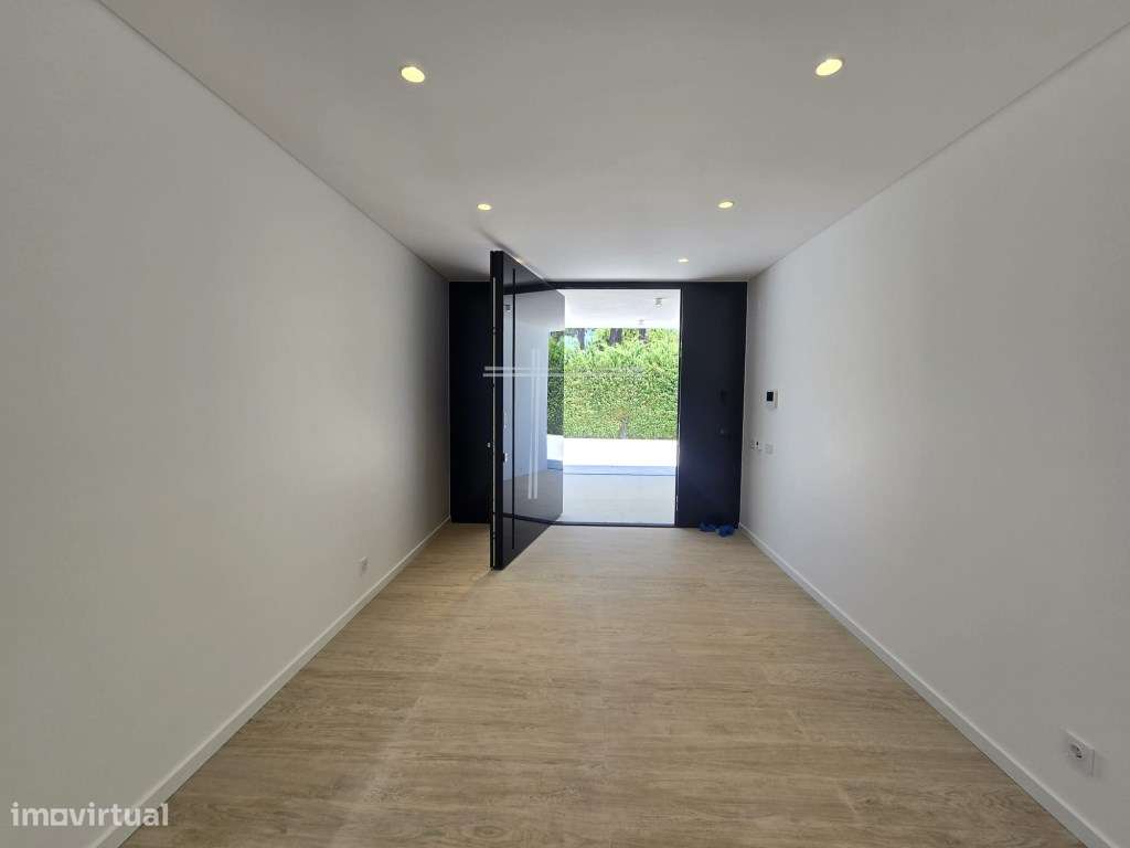 Moradia isolada T4, arquitetura contemporânea com garagem e piscina...-5