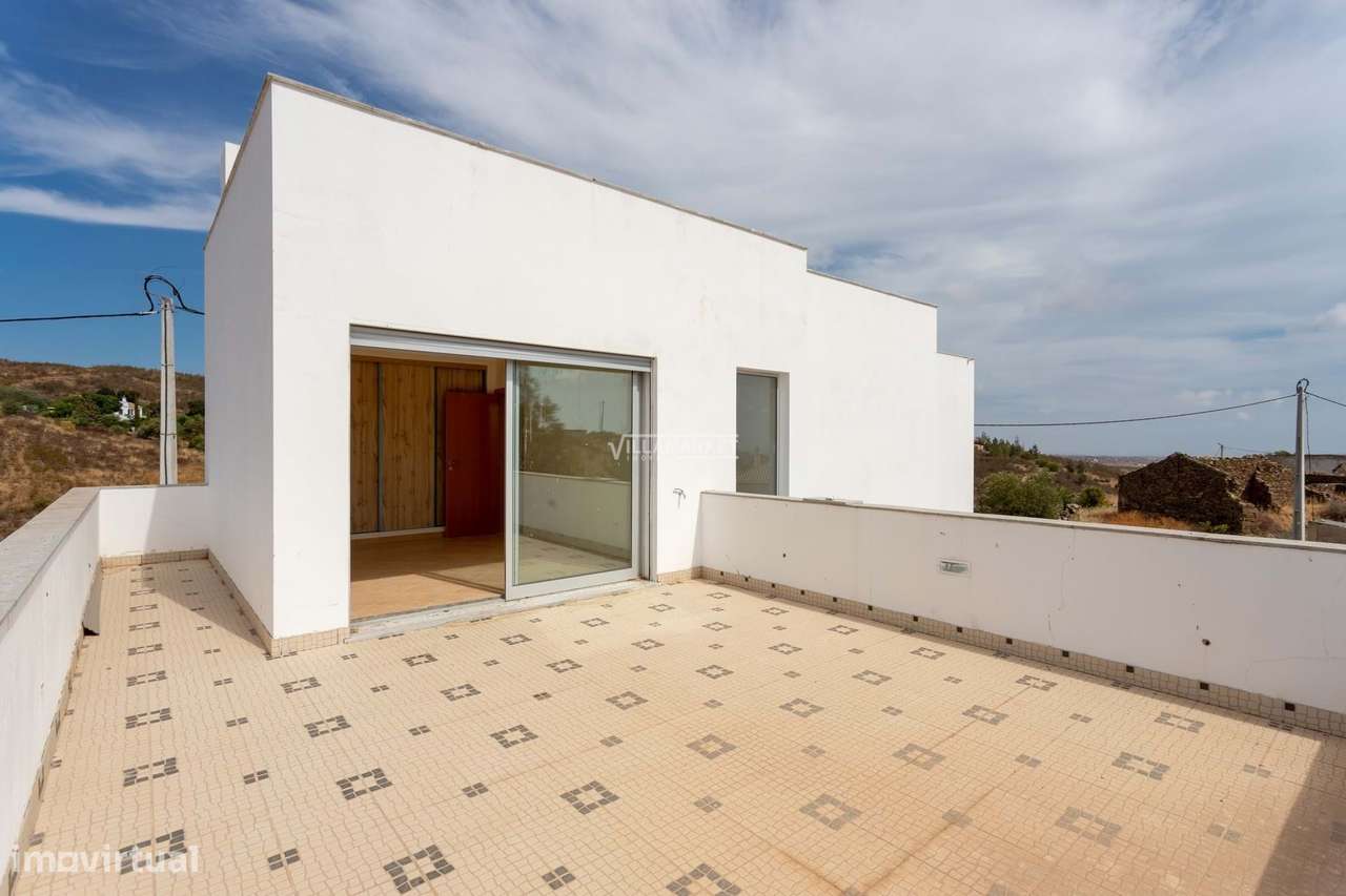 VILLA V3 composta por 2 andares com 435 m2 de terreno situada em Cotov-25
