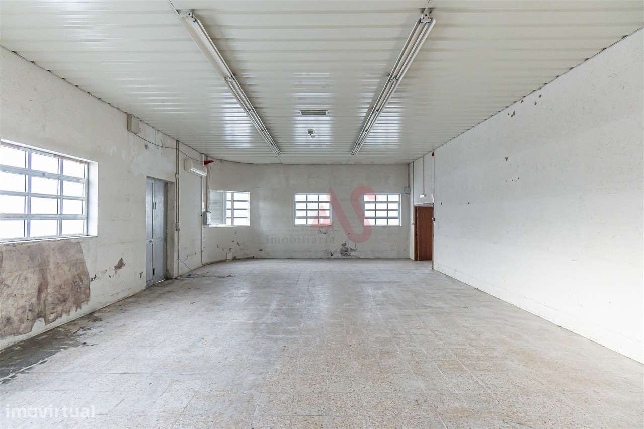 Armazém Industrial com Ampla Área de Terreno (2 Lotes Incluídos) - Reg - Grande imagem: 4/28