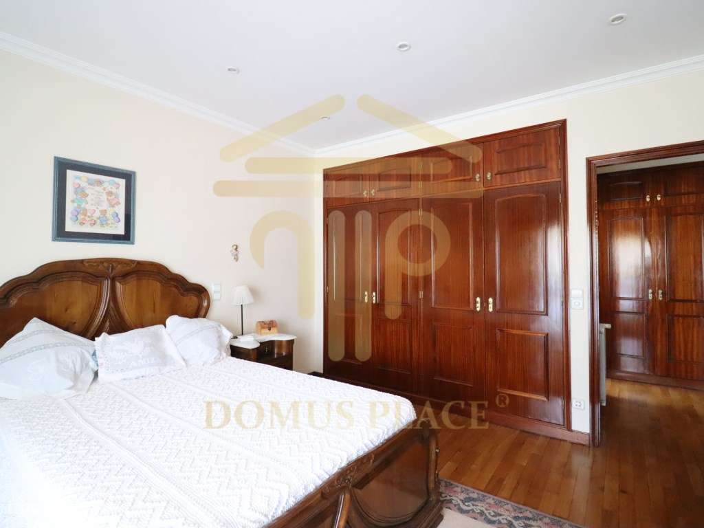 Moradia com Cave, Piscina e Terreno de 1878m² - Lavra
Vendida tota...-28