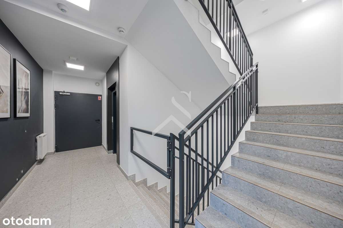 Kawalerka - Umeblowana - Miejsce w hali-11