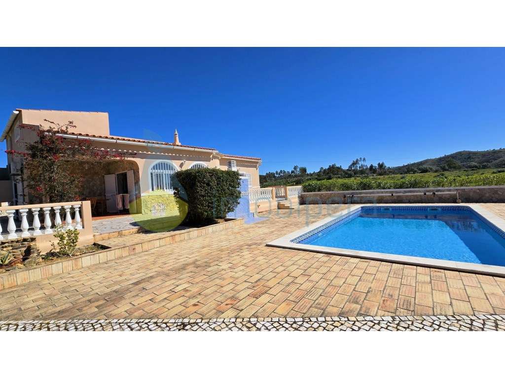 Moradia V4 com piscina e uma vista deslumbrante-48