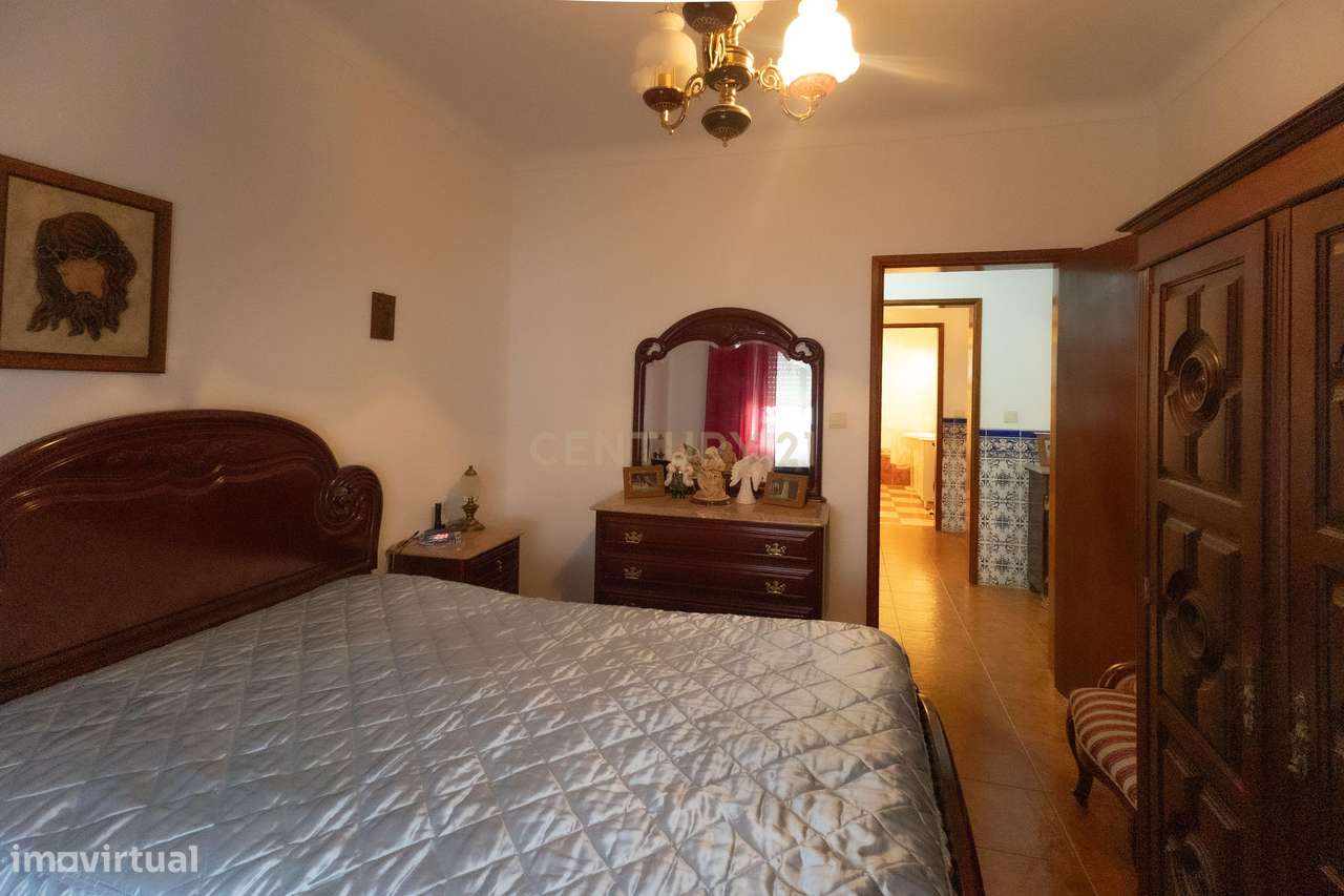 Moradia T3 com quintal, garagem e anexos no centro de Ervidel-12