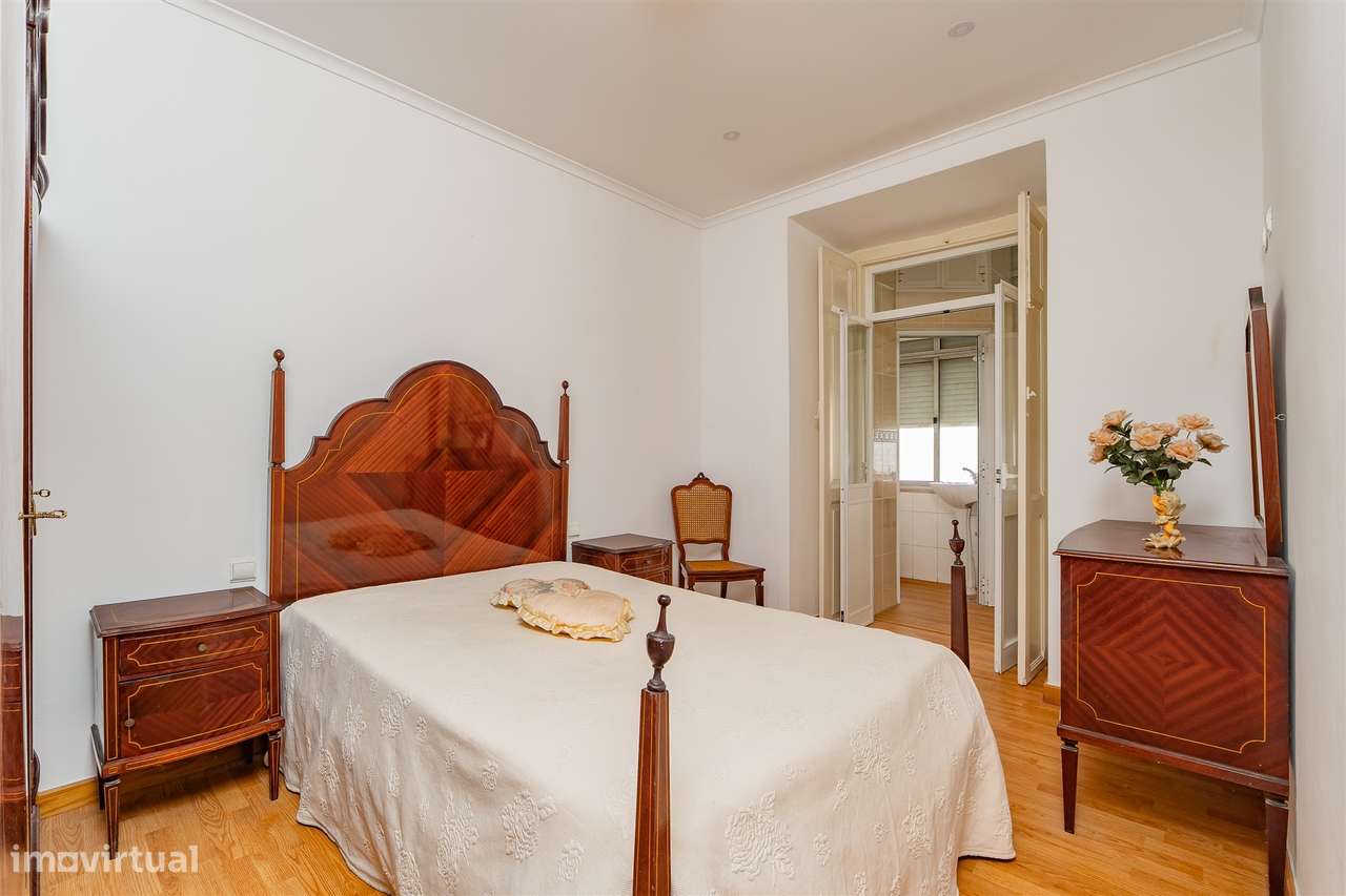 Apartamento T3 em Arroios – Charme clássico no coração de Lisboa-17