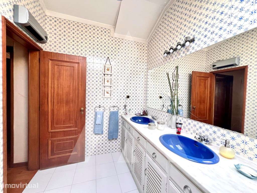 Apartamento T4 Duplex no centro de São João da Madeira-31