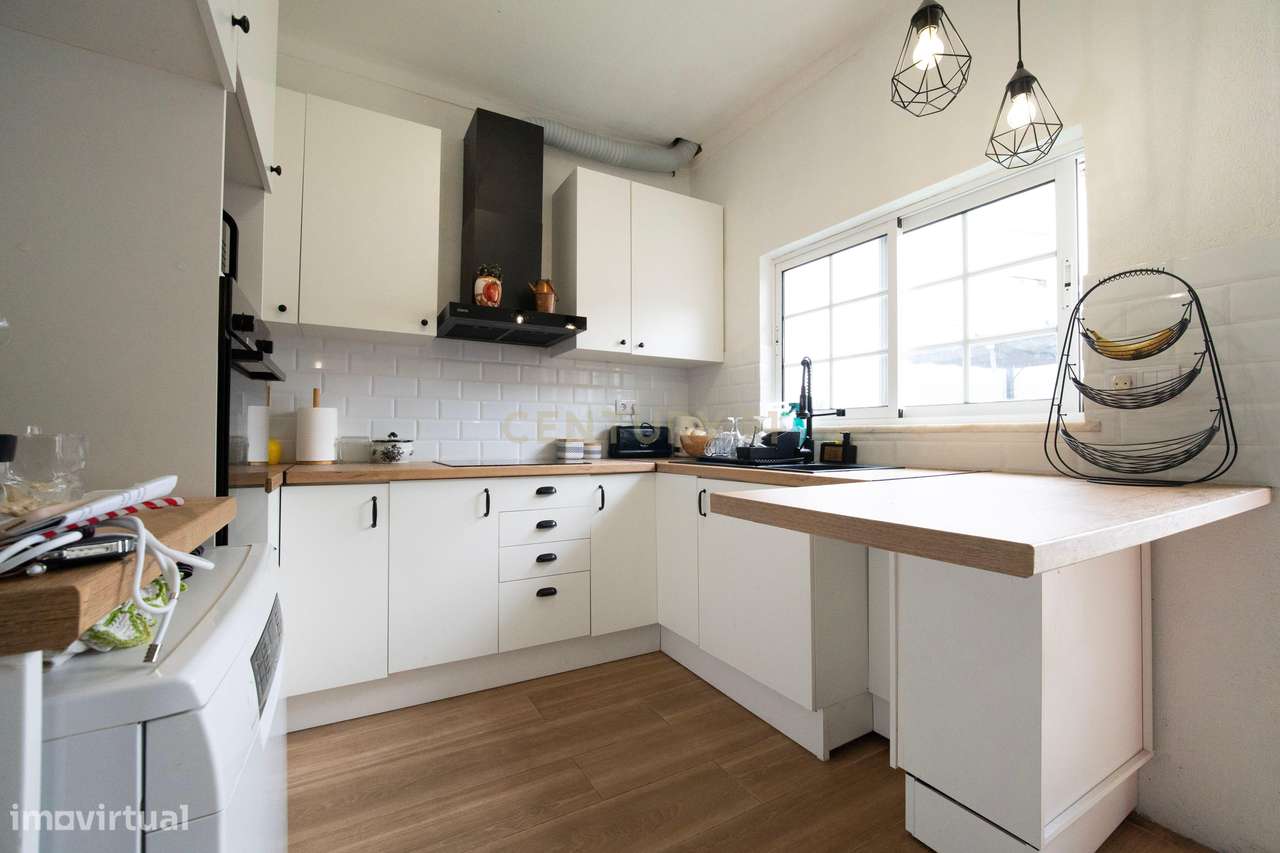 Moradia T2 Renovada, com 119 m² de Logradouro-5