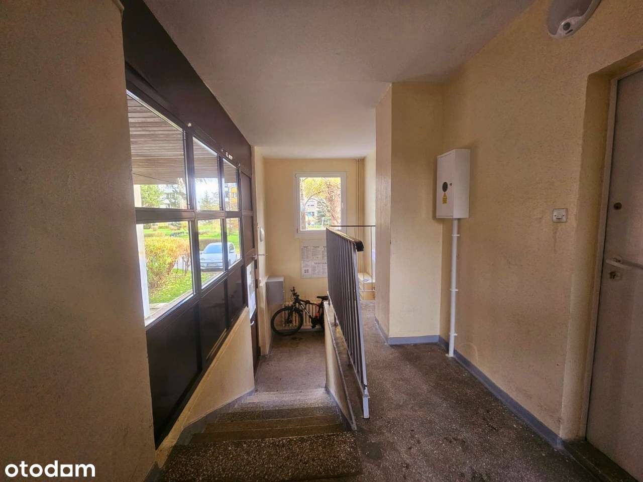 Kawalerka na wysokim parterze w niskim bloku. Duży balkon.-9