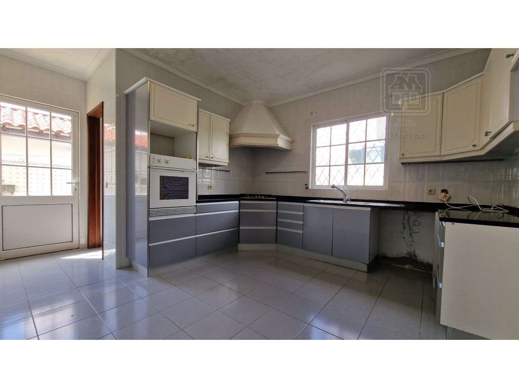 VENDA de MORADIA - VIVENDA T4+1 com Jardim e Garagem - Relva, Ponta...-26