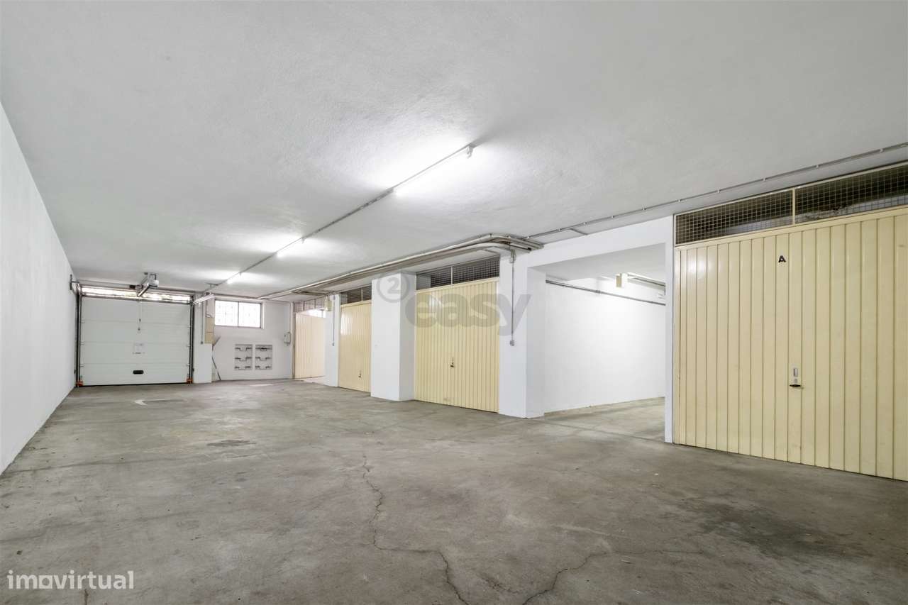 Armazém/Estacionamento Fechado – 155 m² – Tapada das Mercês-16