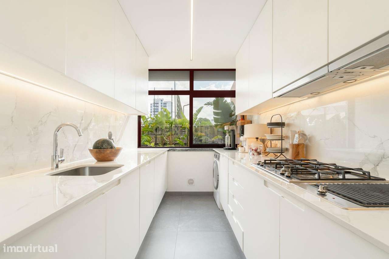 Apartamento Mobilado de 3 Quartos e Varandas Amplas no Bairro de Rosár - Grande imagem: 3/24