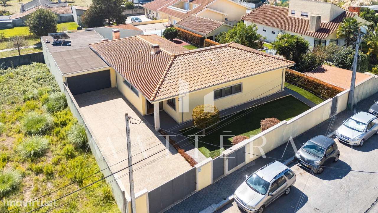 Moradia térrea T2+1 com jardim e garagem | Grijó-1