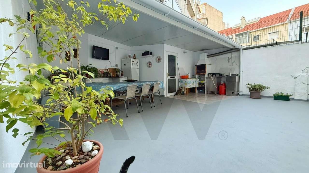 Apartamento T2 com Logradouro – Centro de Almada-9