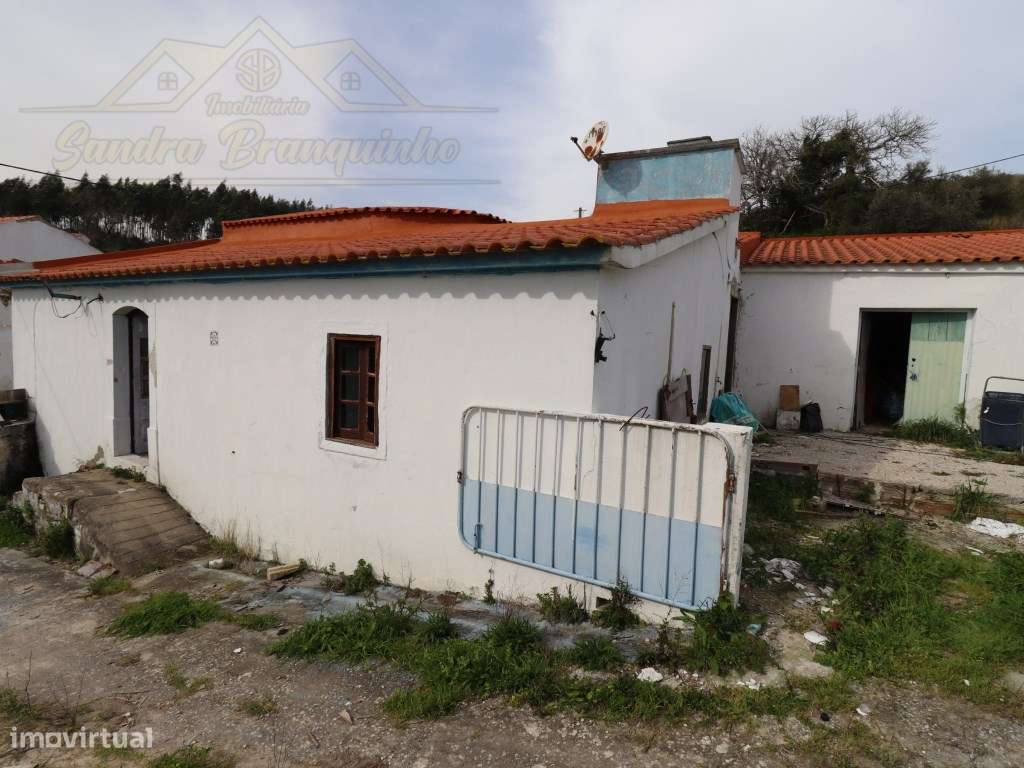 Moradia T3 com garagem e terreno 4120m2-9