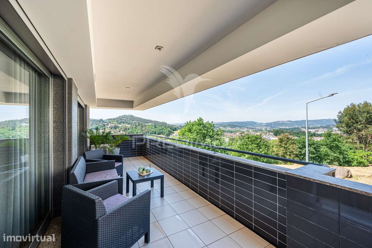 Exclusivo T3 de Prestígio em Urgezes – Luz, Sofisticação e Espaço S...-10