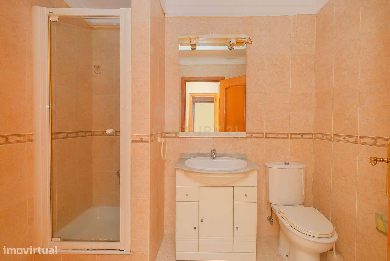 Apartamento T3 luminoso na Parede com varandas, garagem e arrecadação-17