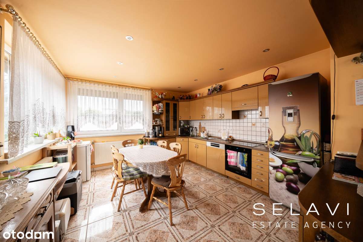 Dom podzielony na dwa mieszkania i biura-11