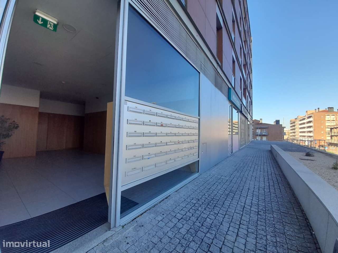 T2 Com Varanda e Garagem Junto ao Hosp São João e Polo Universitário - Grande imagem: 2/29