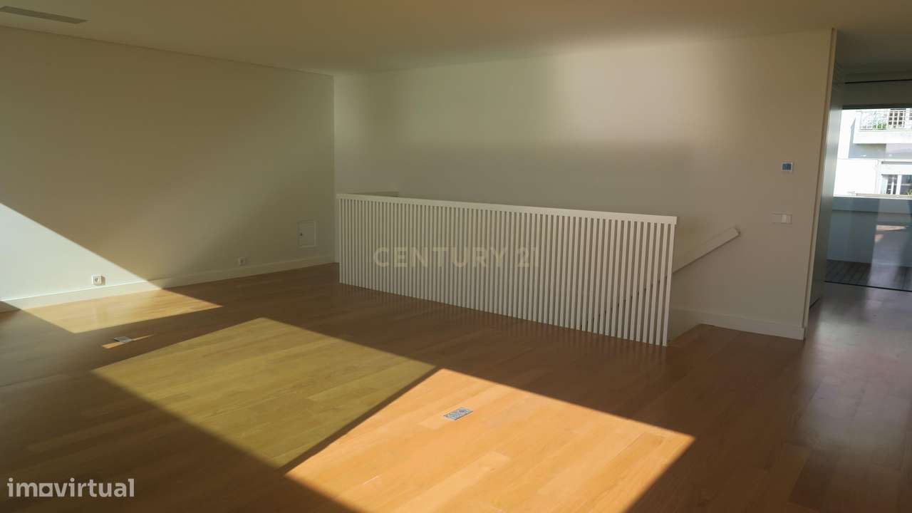 Moradia nova com 4 quartos e jardim.-5