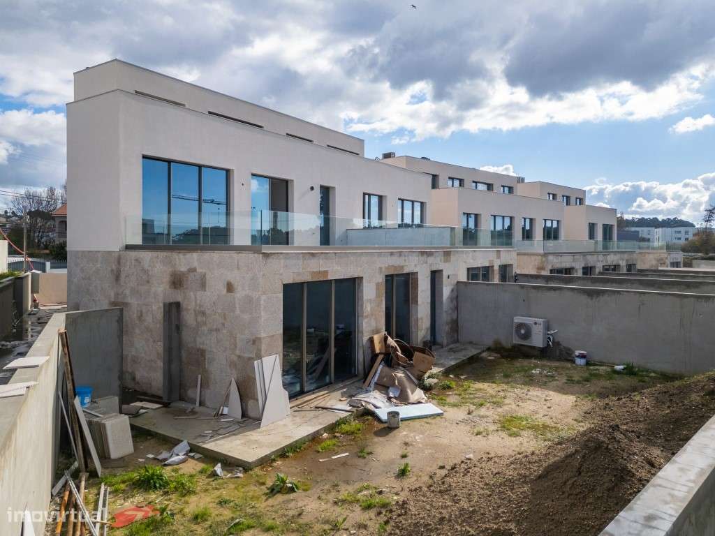 Moradia V3 Geminada com terraço e jardim, a 900 metros do mar-3