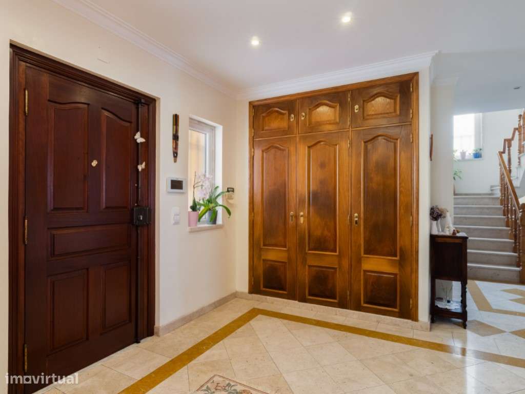 Moradia T4+1 localizada no bairro do 'Casal Novo'.-27