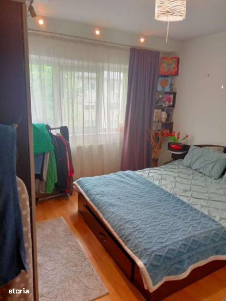 Bd. Basarabia - 3 cam, suprf. 69 mp, decom, mob/util,bloc reabilitat - Imagine principală: 2/7