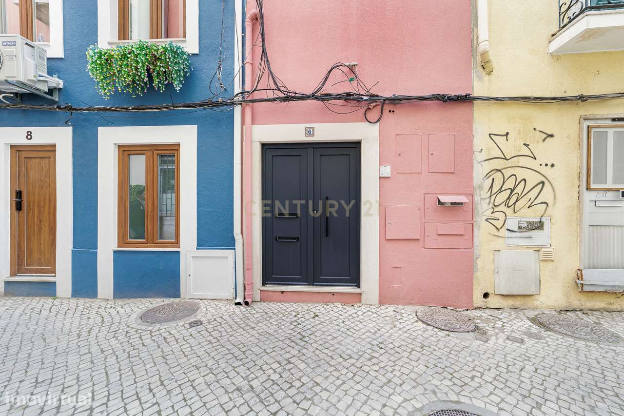 Prédio Totalmente Renovado com 2 apartamentos T1 e espaço exterior no-0