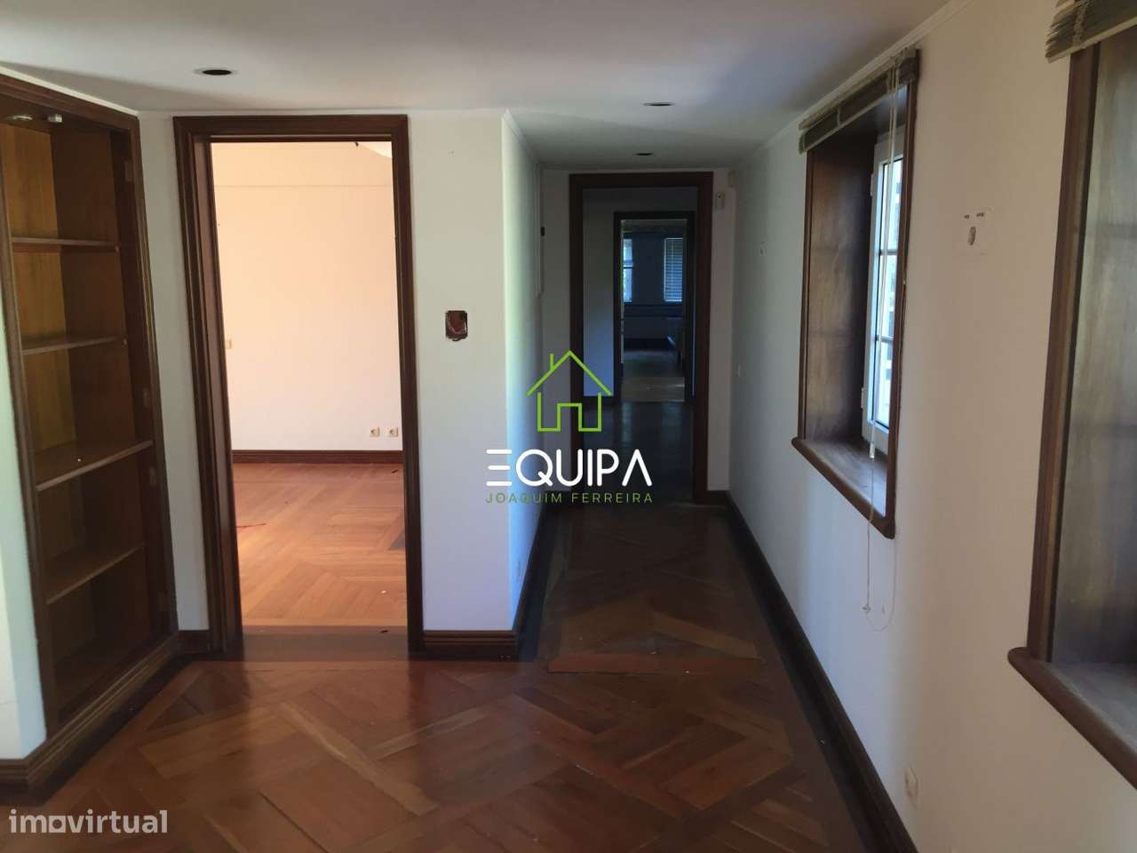 Moradia isolada T-7, na estrada nacional 117, em Belas, concelho de Si-13