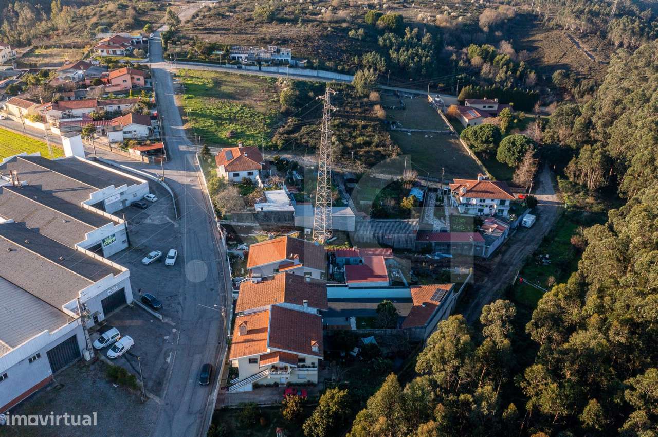 Moradia T4 com pátio, jardim e garagem em Covelas - Trofa-50