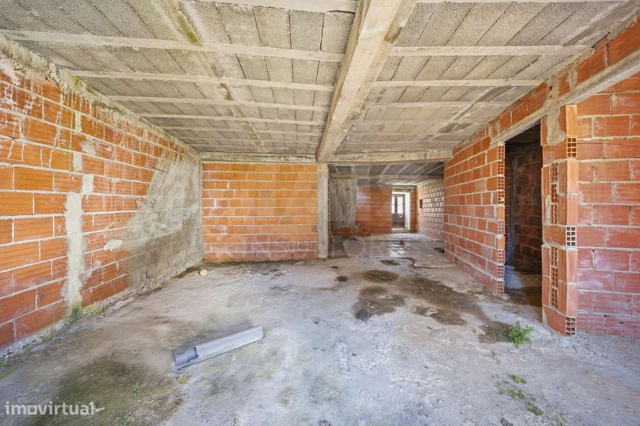 Moradia T3 com quintal para recuperar em Atouguia da Baleia - Grande imagem: 4/30