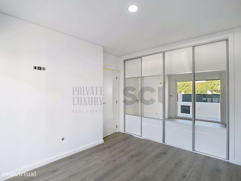 Moradia Térrea independente T3+1 em Fernão Ferro, boas áreas-17