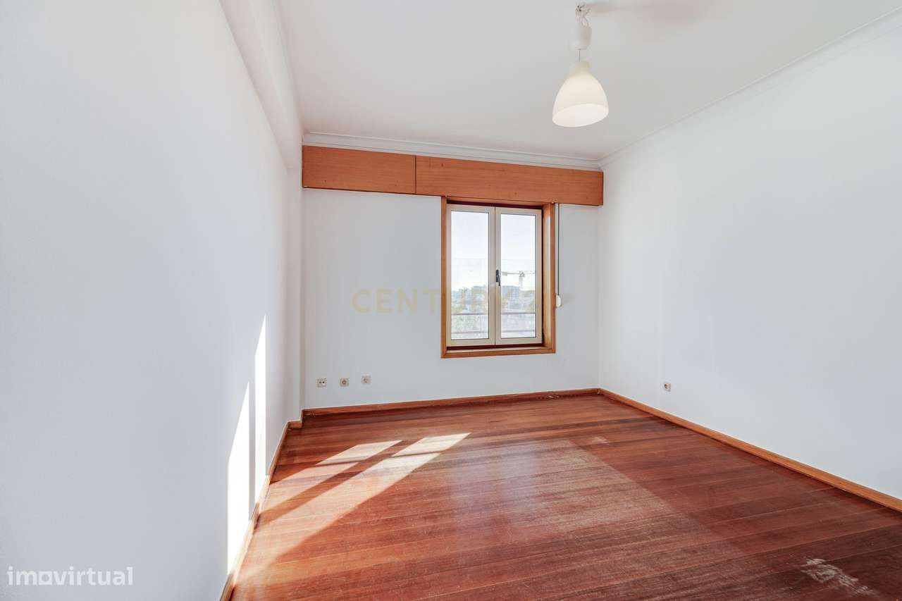 Fantástico T5 Quinta das Conchas frente ao metro-13