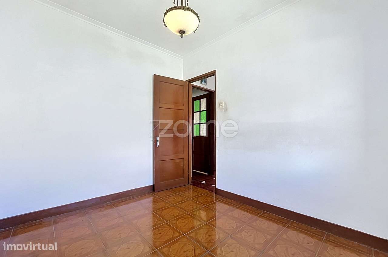 Moradia T4 com jardim e espaço exterior-28