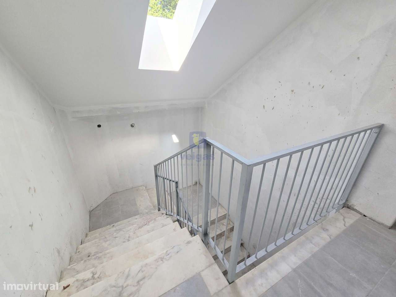 Apartamento T2 com terraço com duas frentes ao nível do RC no empreend-14