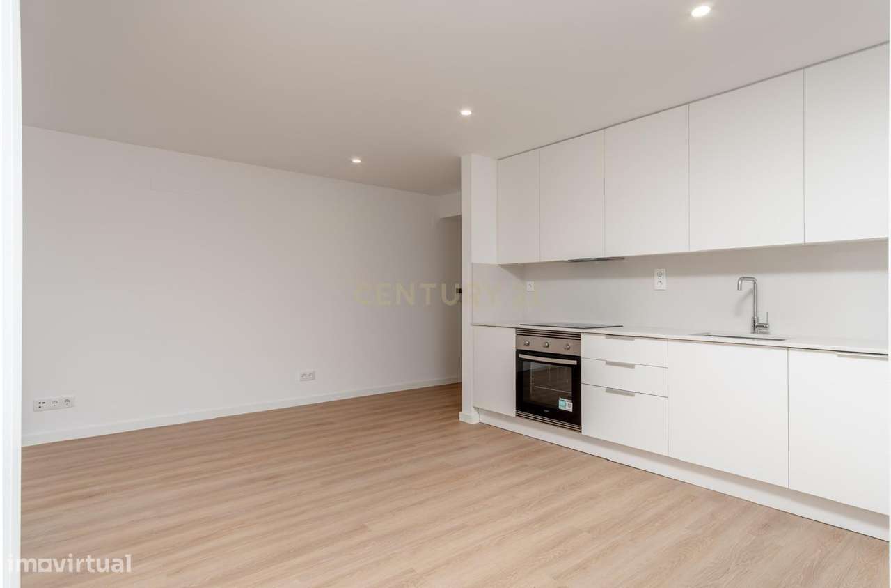 Apartamento Renovado T2 em Almada com Muito Luz Natural - Grande imagem: 4/27