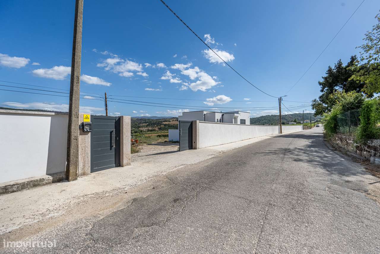 Moradia T4 semi-nova c/ 4 suites-22