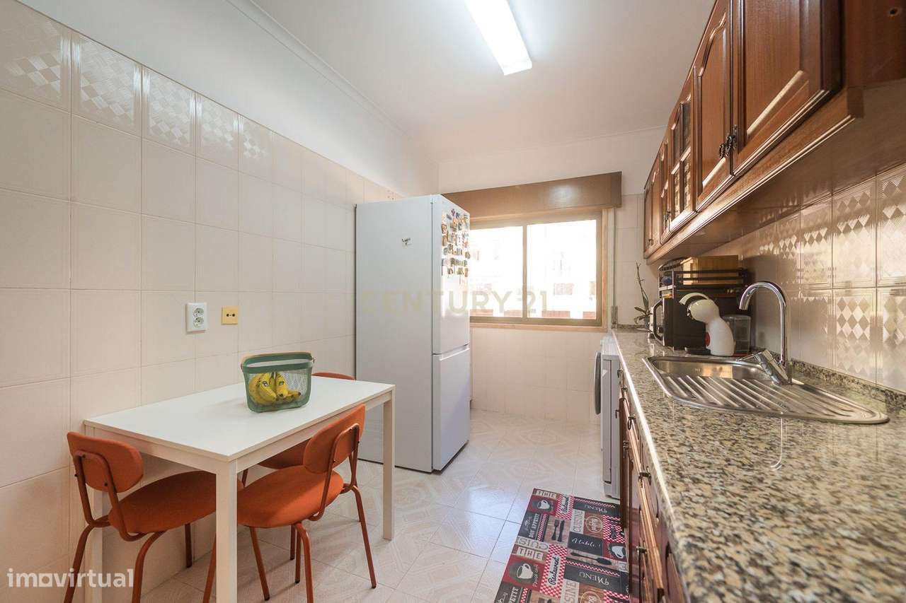 Apartamento T2 em bom estado, parcialmente remodelado-5